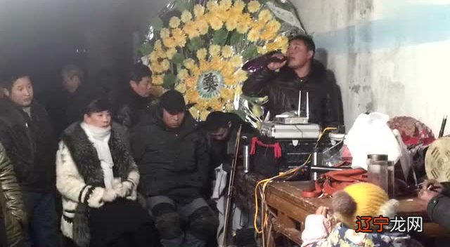 上 母亲葬礼要从简，我为面子大肆操办，时意外出现了
