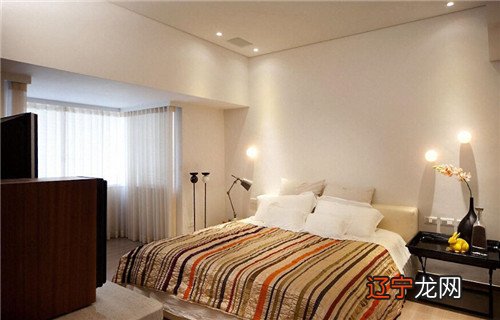 风水学卧室放酒好吗_卧室放芦荟风水好吗_红掌花放卧室风水好吗