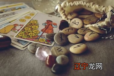 手相、测字、抽签、扔骨头、看水晶、塔罗牌?