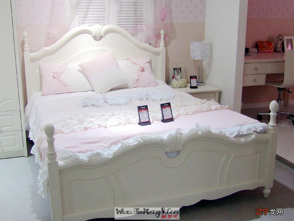 风水堂:梦见有人站在床头告诉我要