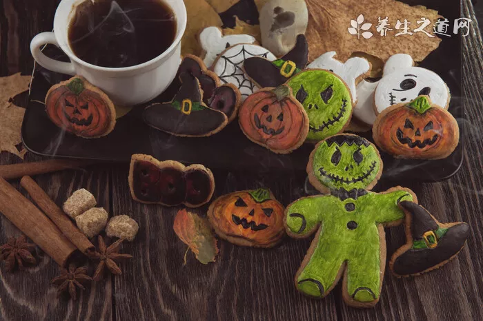 从坟墓中可以看你家情况，坟墓上长有带刺的树