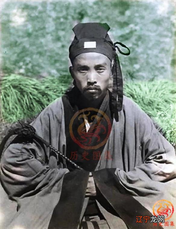 三四十匹的骏马驰骋过来，马上清一色都是头顶光光的和尚