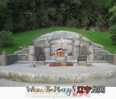 小编风水堂:梦见坟上长花的预兆!