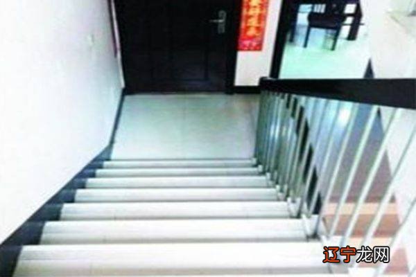 【李向东】房门正对着下滑室内楼梯，运程泄万里！