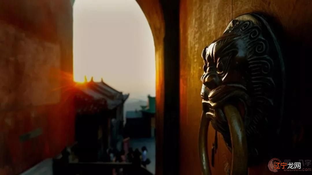 【李向东】房门正对着下滑室内楼梯，运程泄万里！