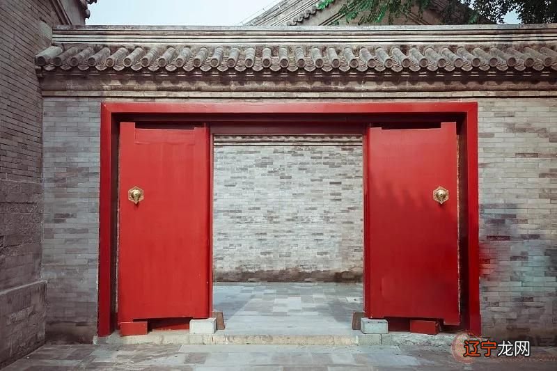 【李向东】房门正对着下滑室内楼梯，运程泄万里！