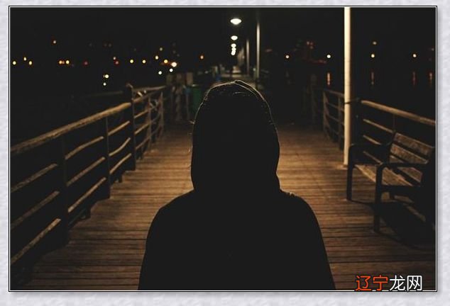 梦见儿子跳悬崖了后过几天儿子死了_梦见儿子滑冰_梦见儿子离家出走寻找儿子