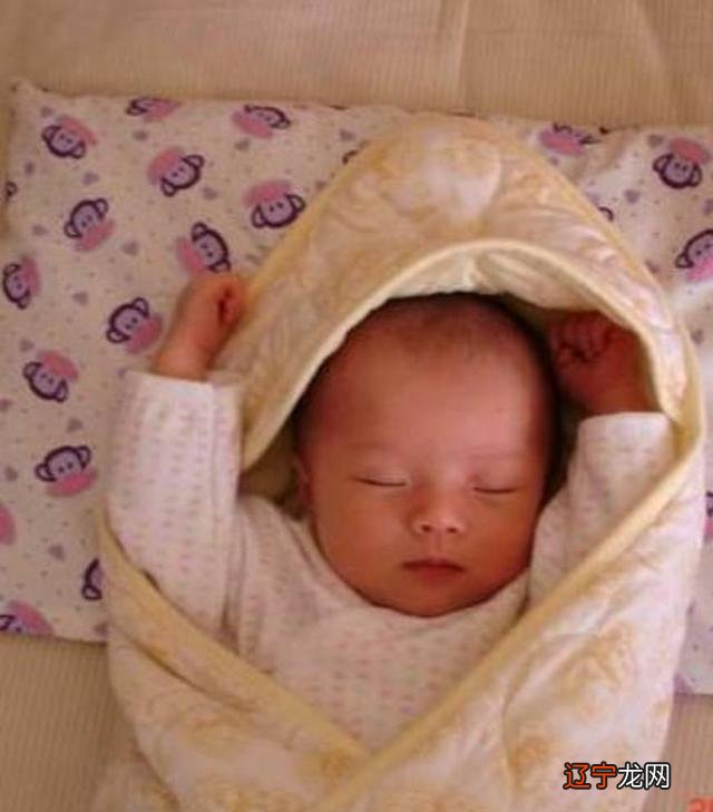 爸爸姓万,给儿子取了一个名字,妈妈喊了几声后,顿时难堪