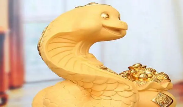 属蛇的人今年会遇到女性贵人相助喜事可为自己挡去灾难