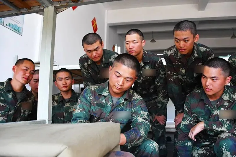 图 南部战区陆军某旅侦察连班长吴凯伦购物期间着火燃烧