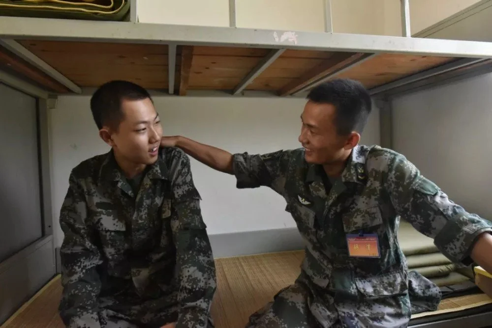 图 南部战区陆军某旅侦察连班长吴凯伦购物期间着火燃烧