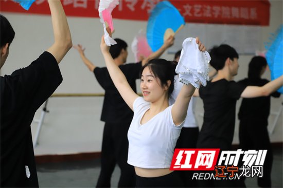 组图 吉首大学张家界学院舞蹈系学生学习非遗传统文化