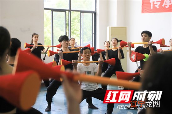 组图 吉首大学张家界学院舞蹈系学生学习非遗传统文化