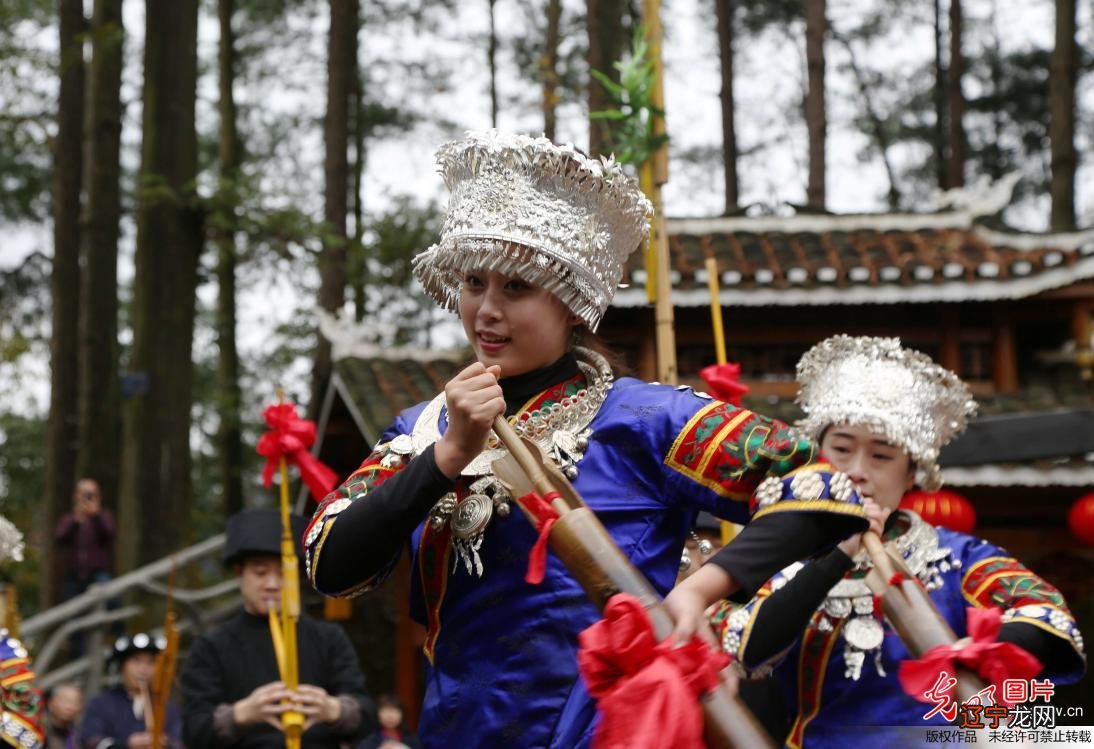 屏边县人民政府与川渝集团签署《屏边县悦森酒店及民族商业步行街项目投资协议》