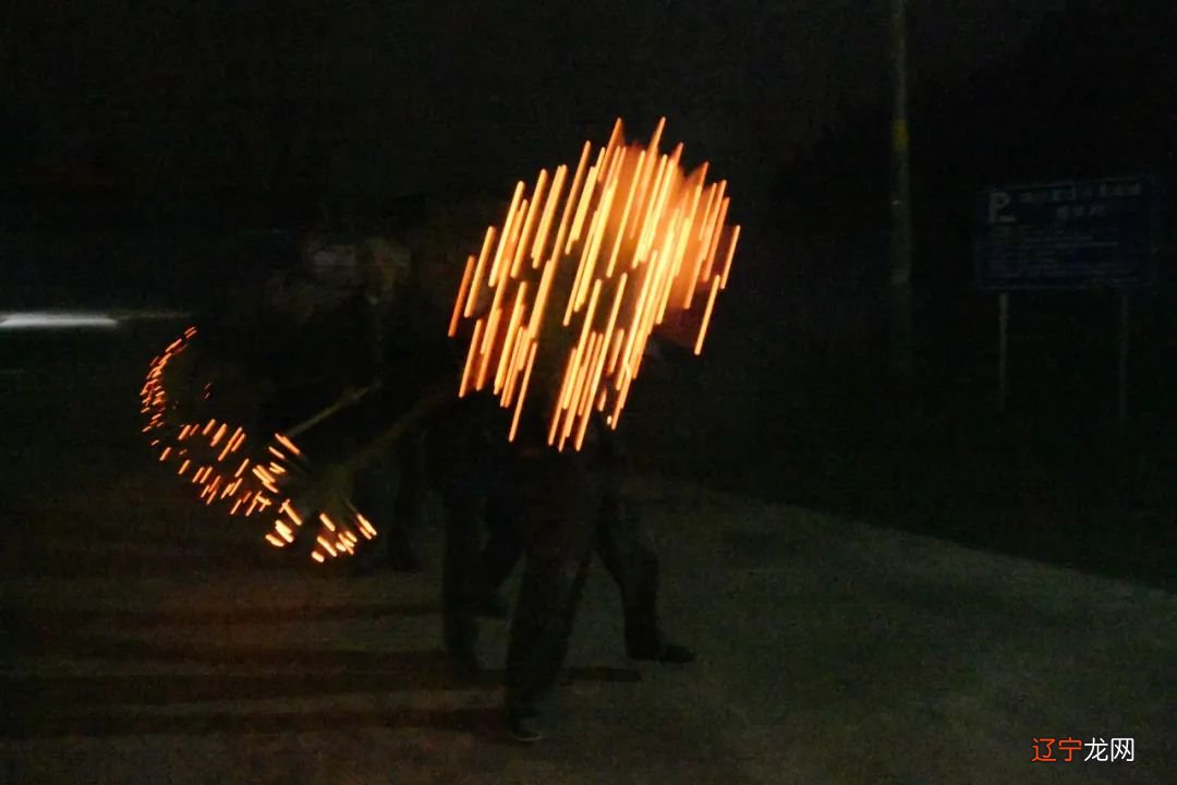 组图 老城镇：元宵佳节到来巡游爆竹