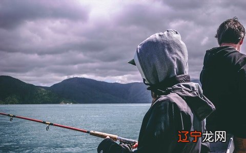 周易解梦梦见水中钓鱼:这是祥兆。做梦竟梦见一次钓上鱼