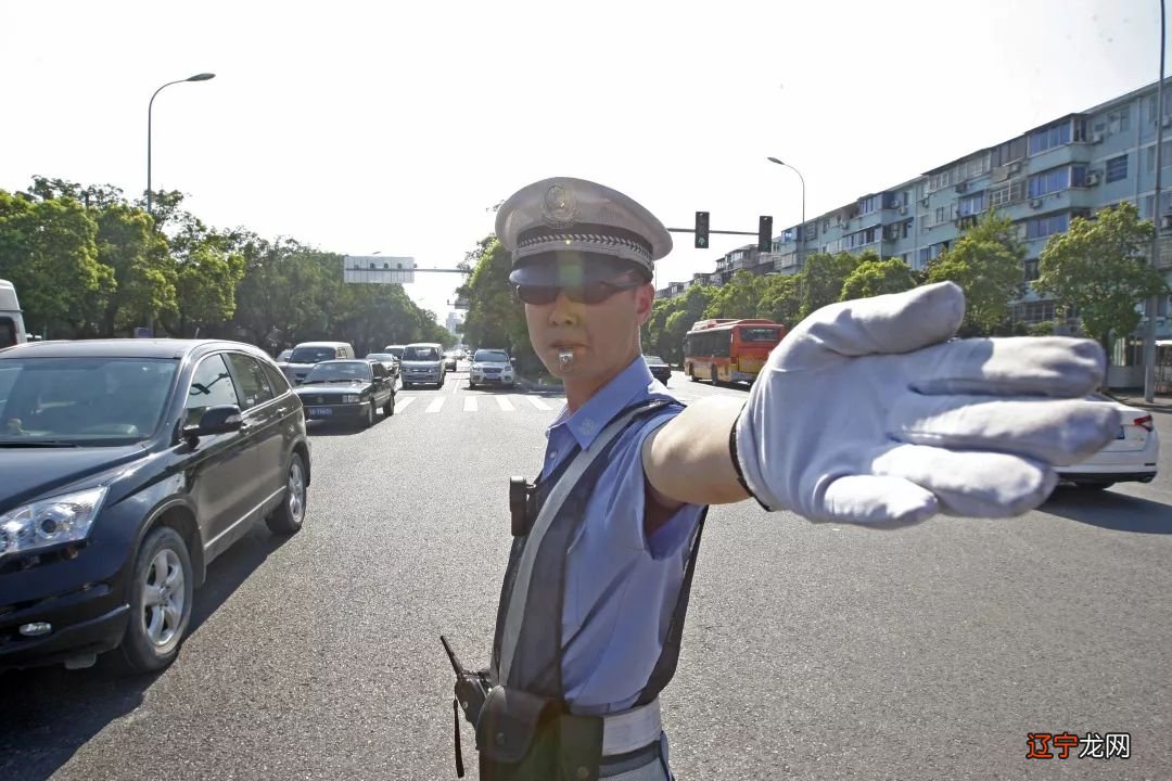 交警之梦 罚款,暗示最近你会有小麻烦,将破点小财。