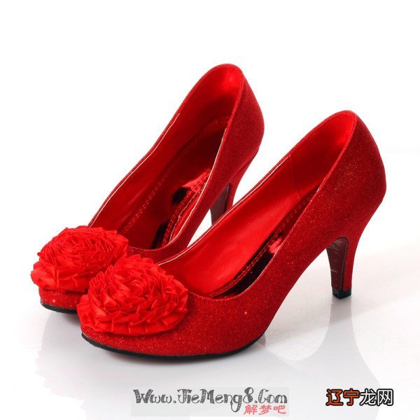 风水堂：梦见自己穿新鞋子是什么意思