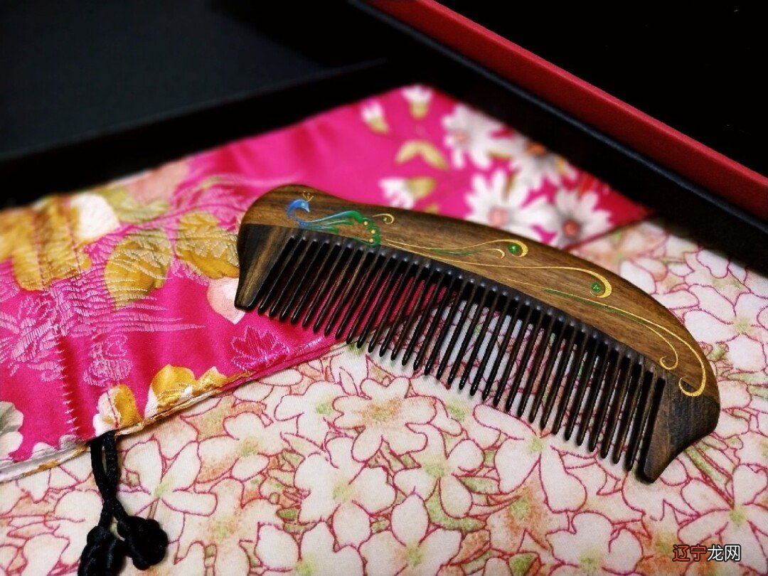 梦见梳子掉齿_梦见梳头发梳子断了齿_做梦梦见梳子齿掉了