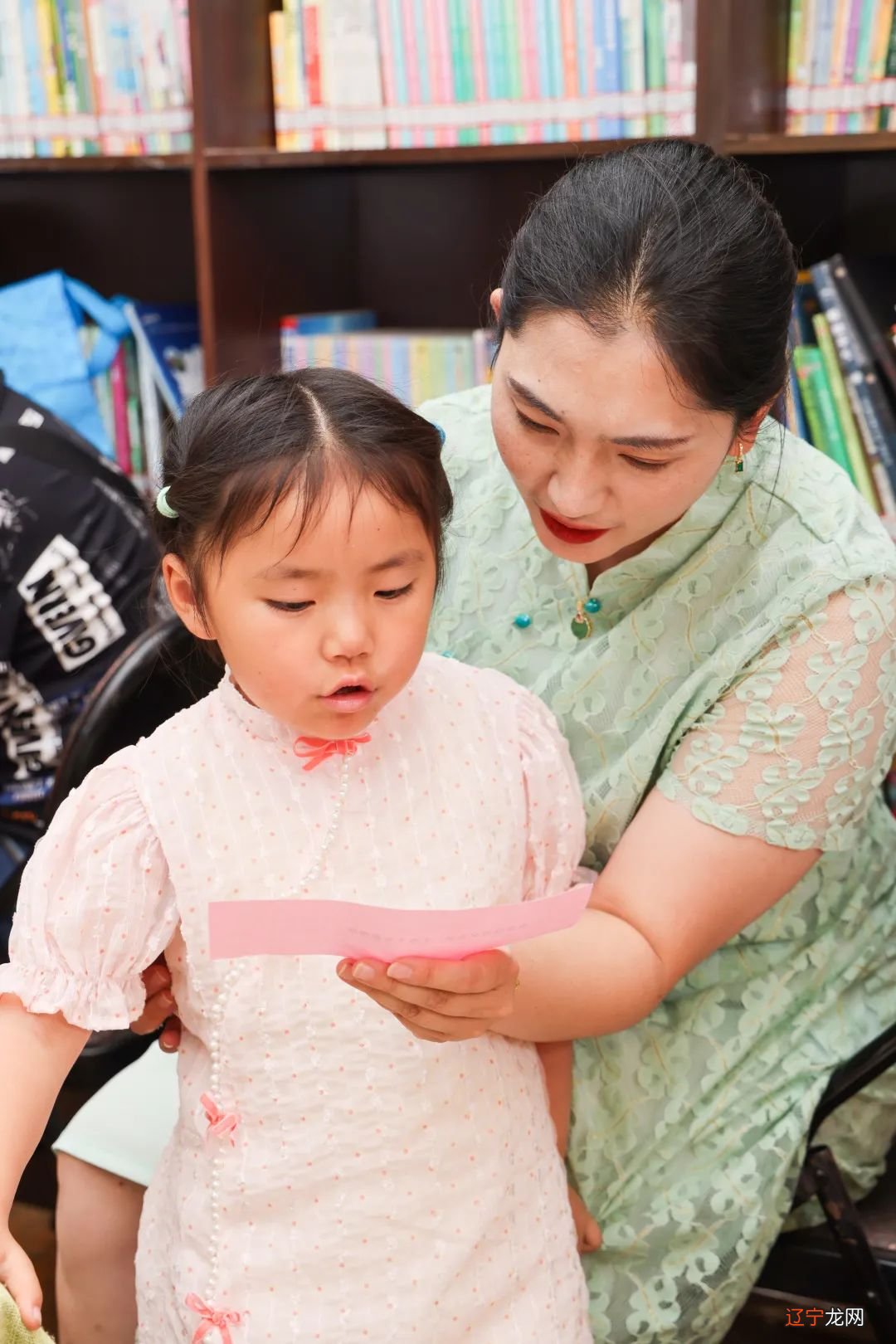 图 “体验端午民俗传承中华优秀传统文化”亲子活动