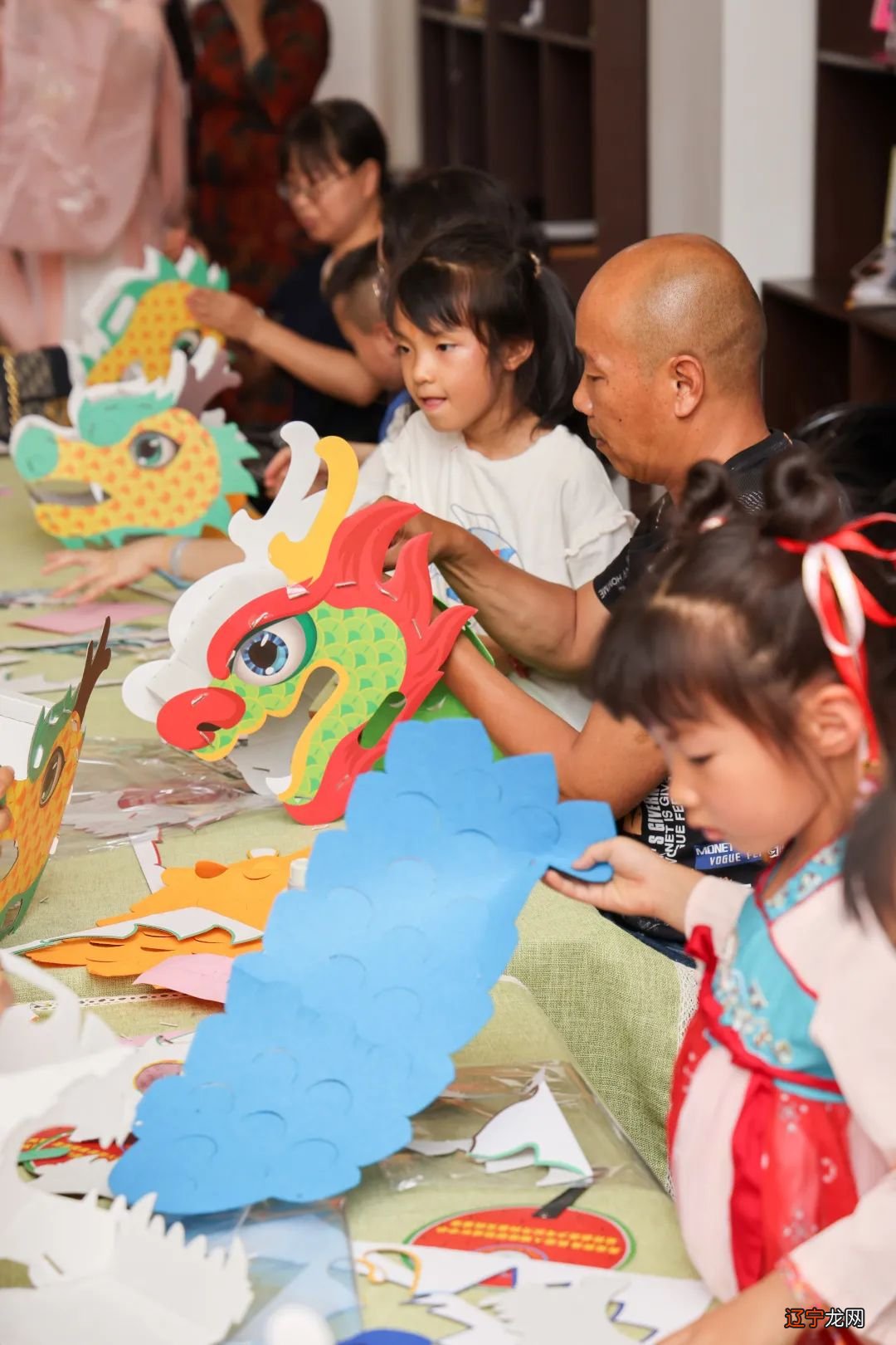 图 “体验端午民俗传承中华优秀传统文化”亲子活动