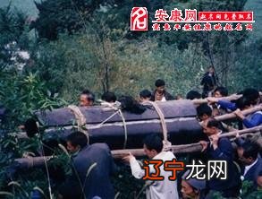 梦见活着的亲人死了，尸体躺在棺材里梦都是反的