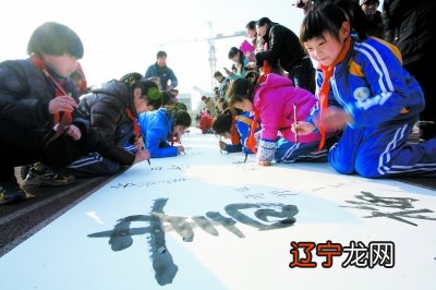 新年民俗文化 青年汇教大家制作“蒜信手拈来”指导下学得有模有样