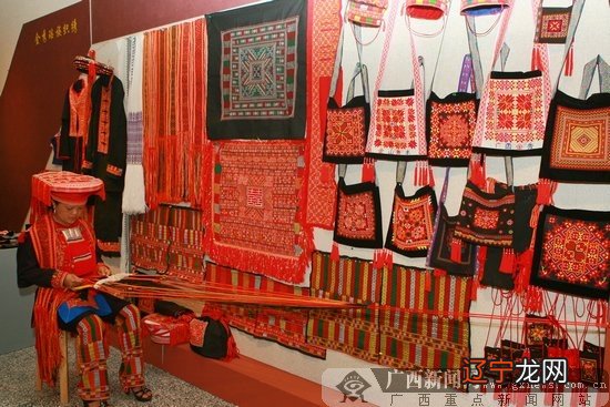 在大理的喜洲古镇,我体验了“甲马”