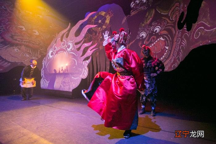 痴迷戏曲的张三死后在地府里取悦阎王赢得还阳机会