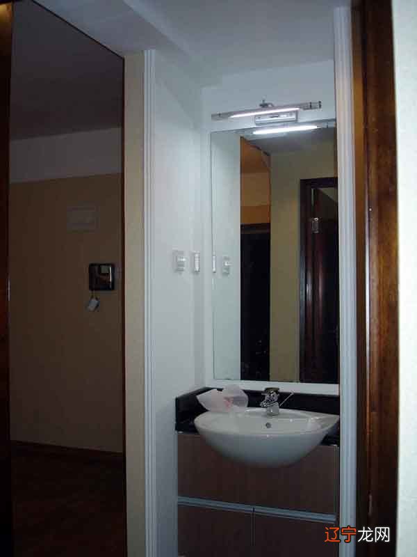 第一大风水禁忌:卧室门背后并不是什么都能放