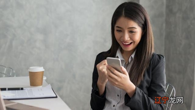 4月20日 金牛座死盯着手机屏幕金牛座