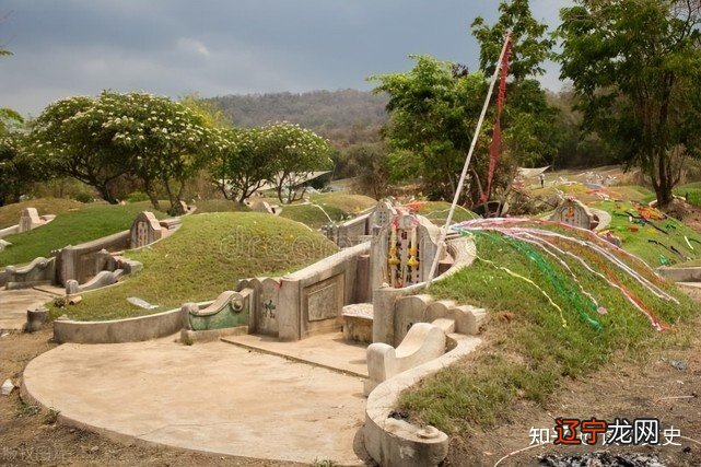 死者为大,坟上有洞后代贫,坟旁三物出富人