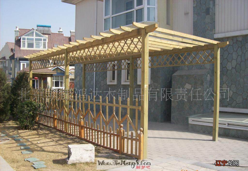 梦见外面下雨屋里漏雨_梦见把死人埋屋里好不好？_梦见屋里种花