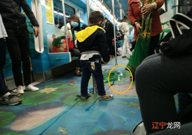 梦见抱别人小孩撒尿_孕妇梦见抱男婴儿,撒尿_梦见抱男孩撒尿