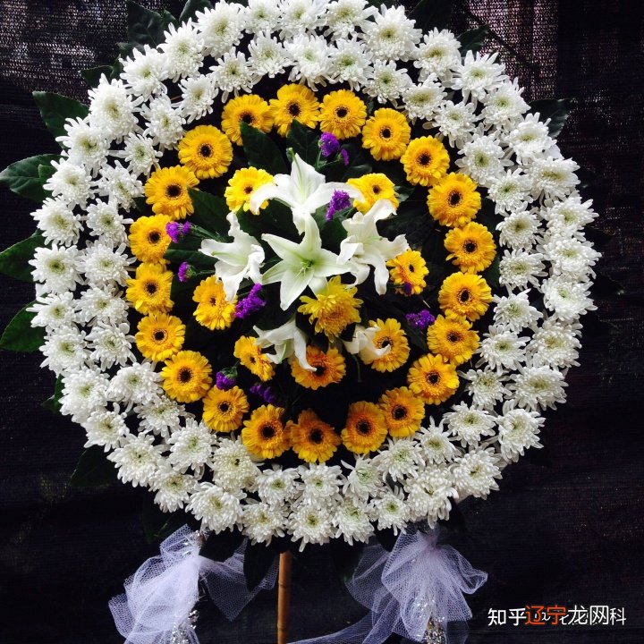 参加追悼会送什么花?送给老师花圈上的千古左联