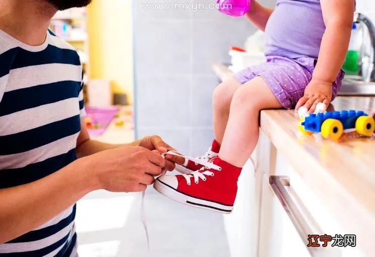 梦见自己没有穿鞋走路_梦见穿鞋_梦见给别人穿鞋