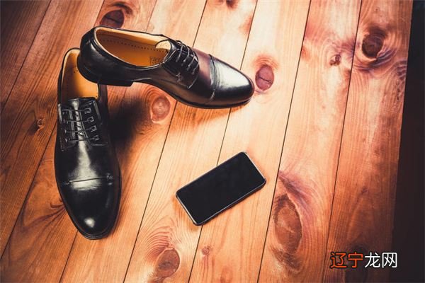 梦见自己没有穿鞋走路_梦见给别人穿鞋_梦见穿鞋