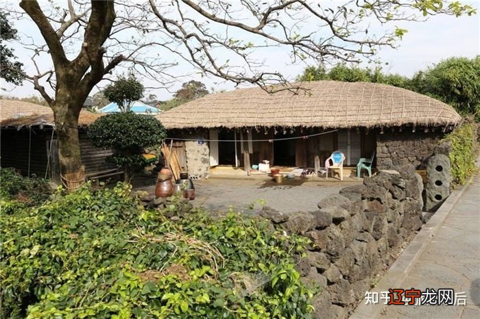 济州民俗村里面有住人,虽然经过商业开发,仍相对原汁原味