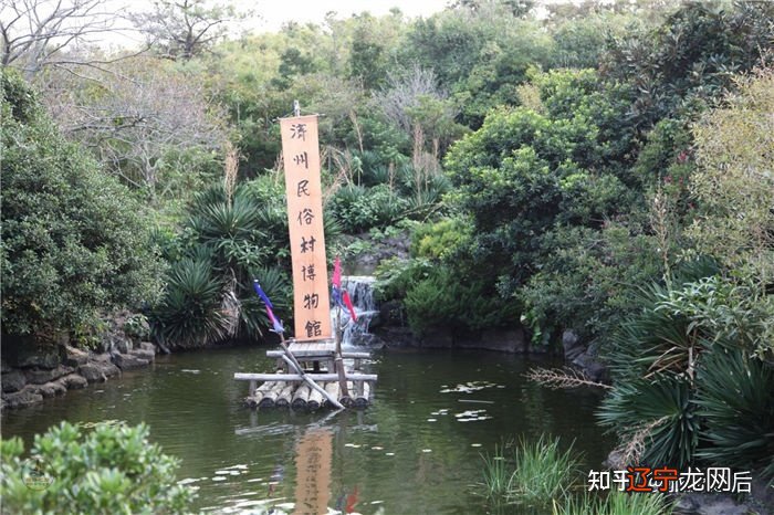 济州民俗村里面有住人,虽然经过商业开发,仍相对原汁原味