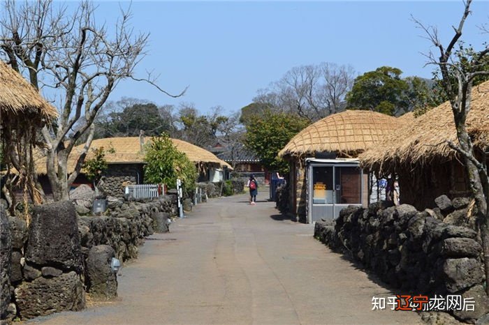 济州民俗村里面有住人,虽然经过商业开发,仍相对原汁原味