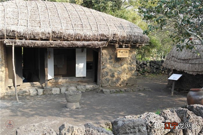 济州民俗村里面有住人,虽然经过商业开发,仍相对原汁原味