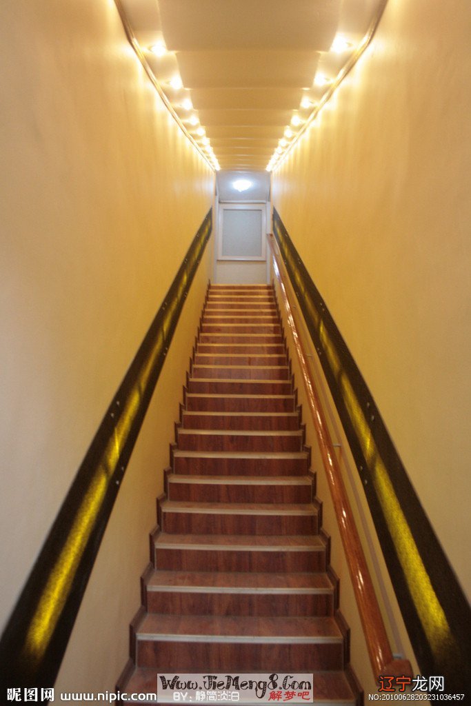 【周公解梦】:梦见下楼梯也不见得全是坏事!