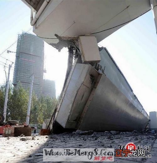 梦见别人汽车掉水里了_梦见亲人掉井里_梦见汽车掉水里了