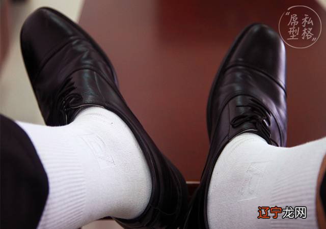 梦见穿红色袜子_大全梦见穿白袜子_梦见自己穿新袜子