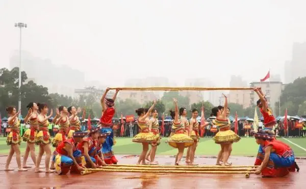 高校：同唱山歌齐跳舞，这样的大学让人羡慕