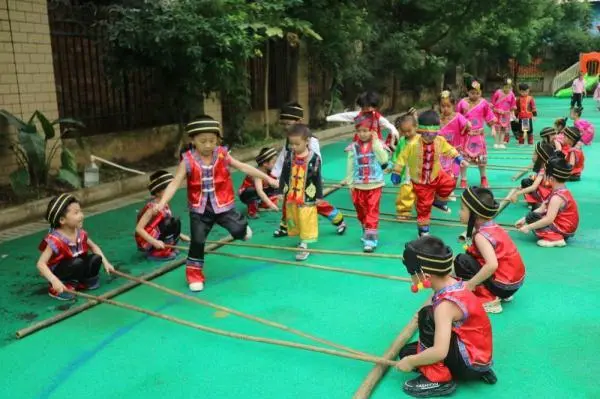 高校：同唱山歌齐跳舞，这样的大学让人羡慕