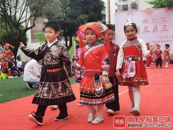 高校：同唱山歌齐跳舞，这样的大学让人羡慕