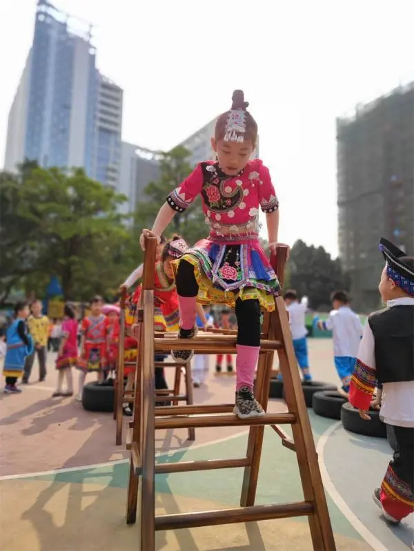 高校：同唱山歌齐跳舞，这样的大学让人羡慕