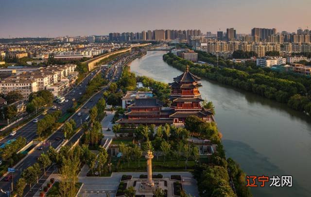 在中国众多“人杰地灵”的城市中,十座则灵