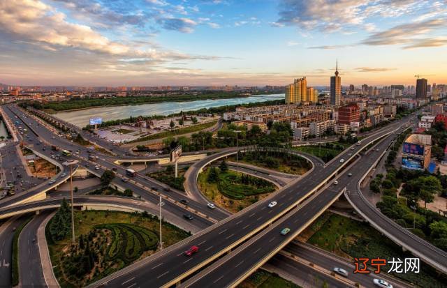 在中国众多“人杰地灵”的城市中,十座则灵